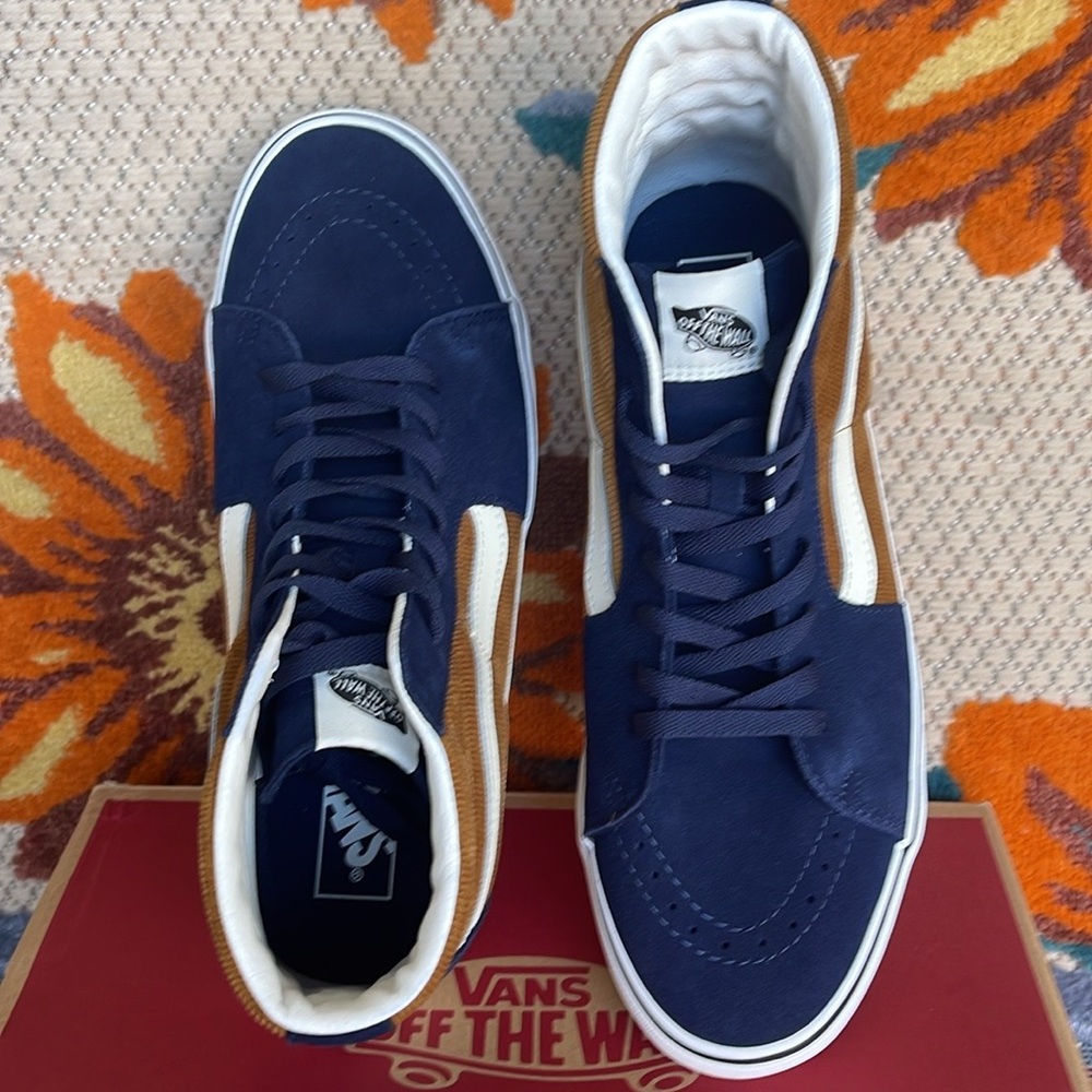 Vans Men’s Sk8-Hi
Mini Cord Blue/Brown
VN0007NS0BO
Sneakers - Picture 13 of 16